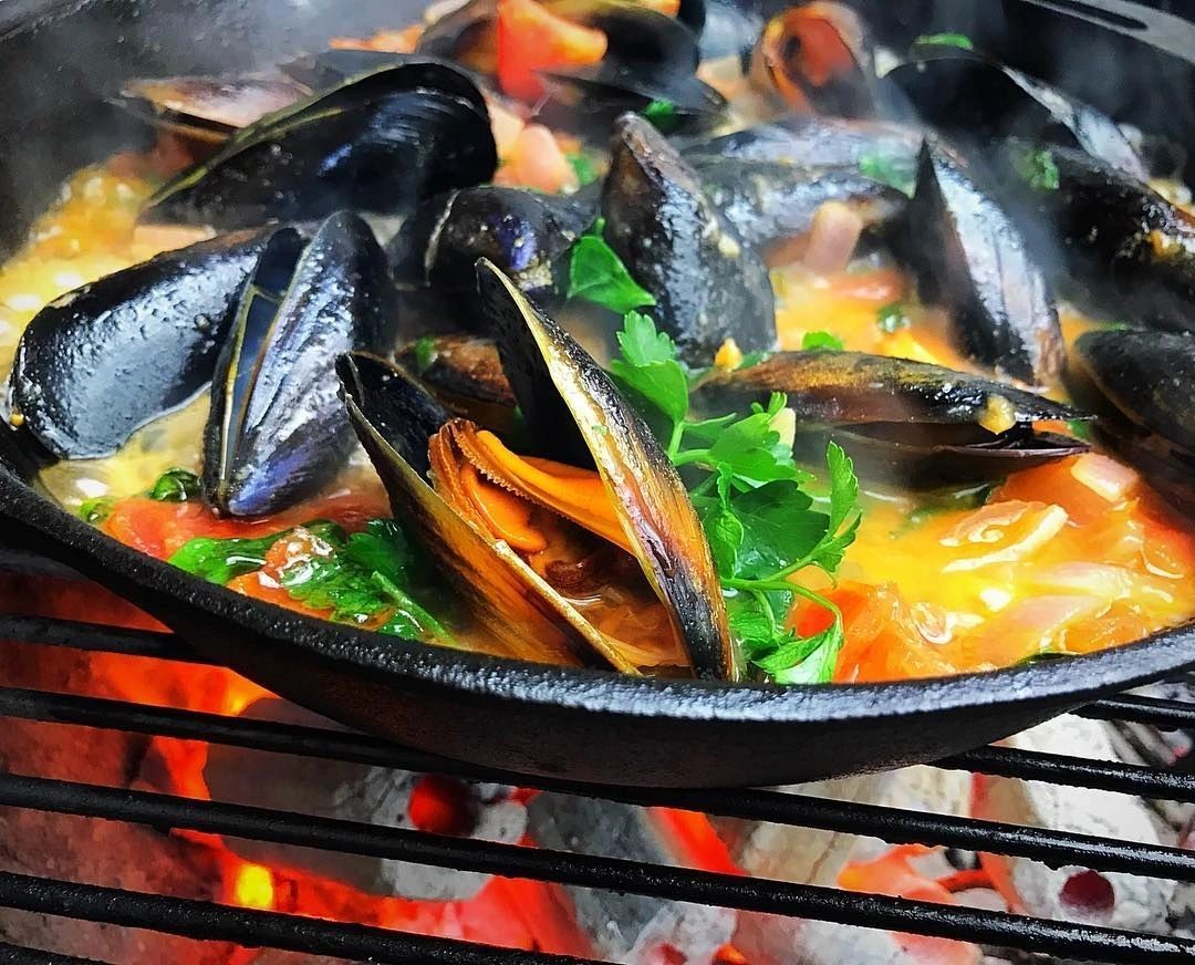 Mussels in Wine And Tomato Sauce